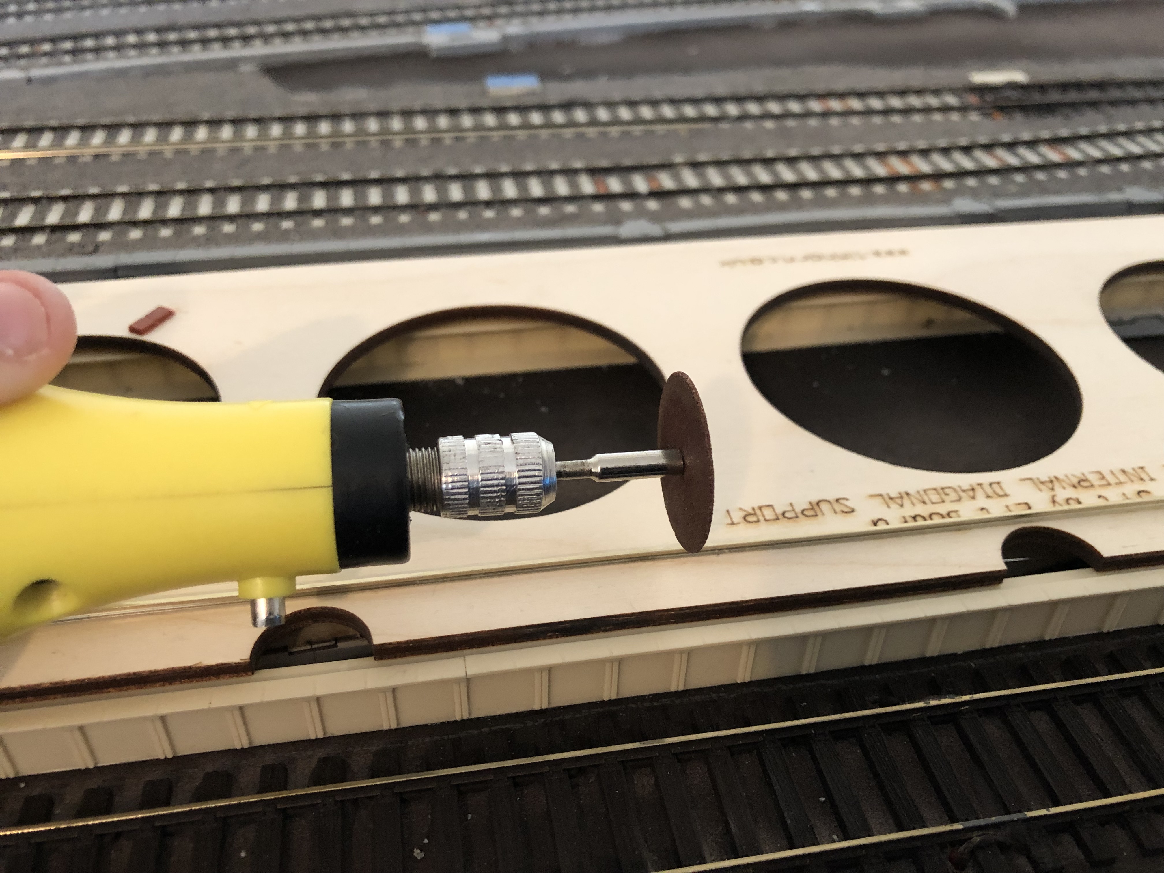 Cutting conductor rail