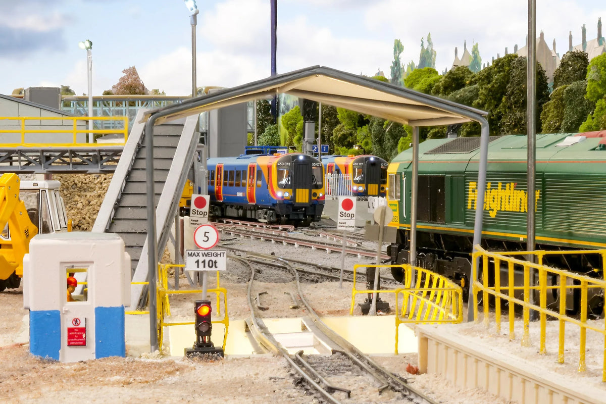 Skrifa shows you how -3rd and 4th Rail Electrification Systems - Part 3 - Conductor Rail Accessories and lineside details