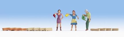 15570 Noch Watering the Flowers and Accessories Figure Set