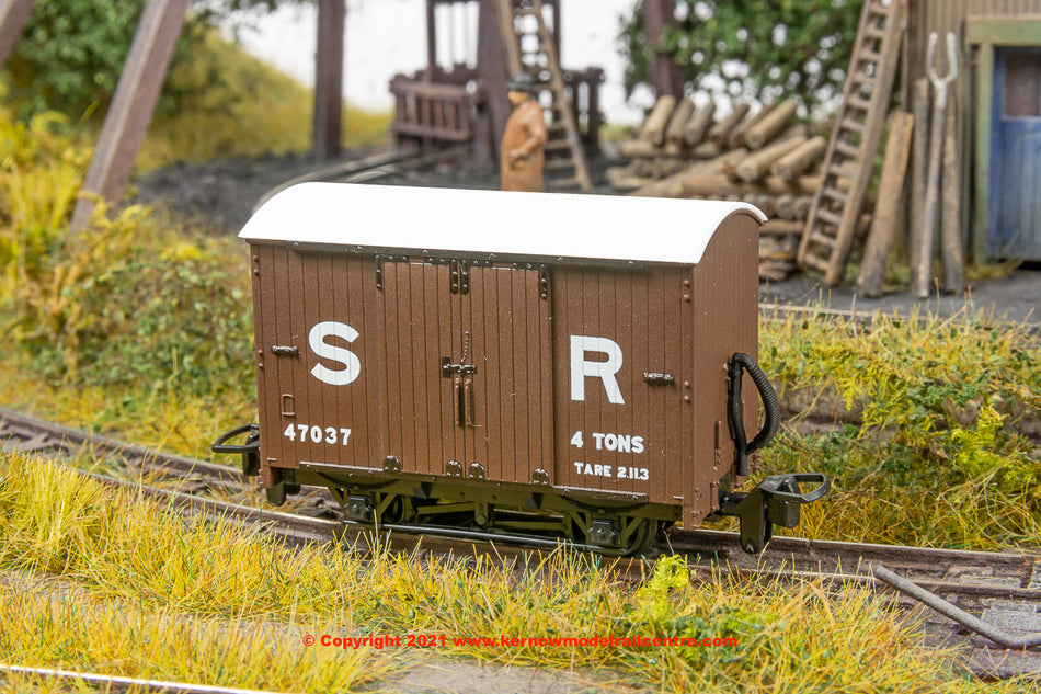 GR221C Peco Box Wagon number 47037 in SR Brown Livery