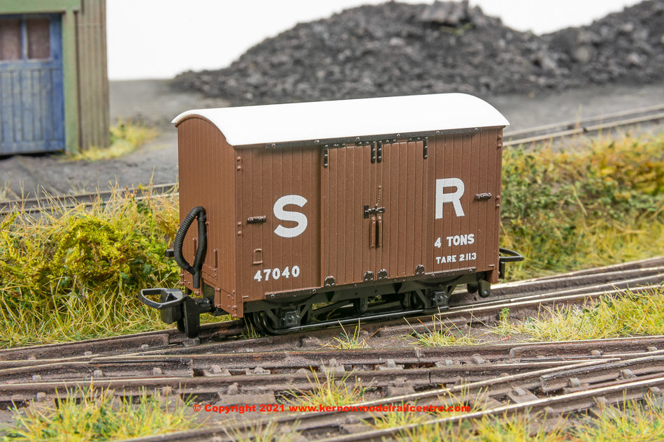 GR221E Peco Box Wagon number 47040 in SR Brown Livery