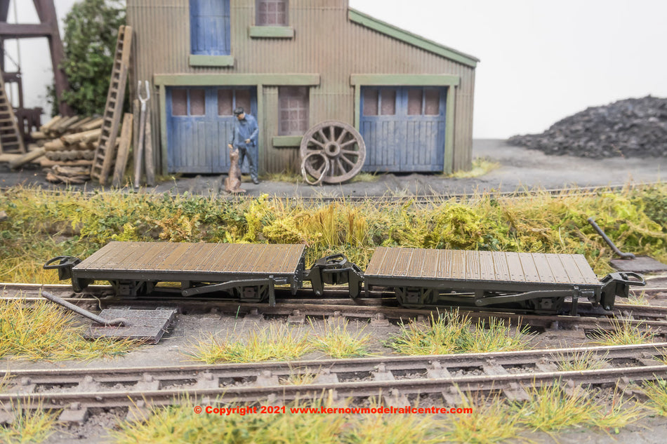 GR300 Peco 4 Wheel Flat Wagon in painted unlettered grey livery