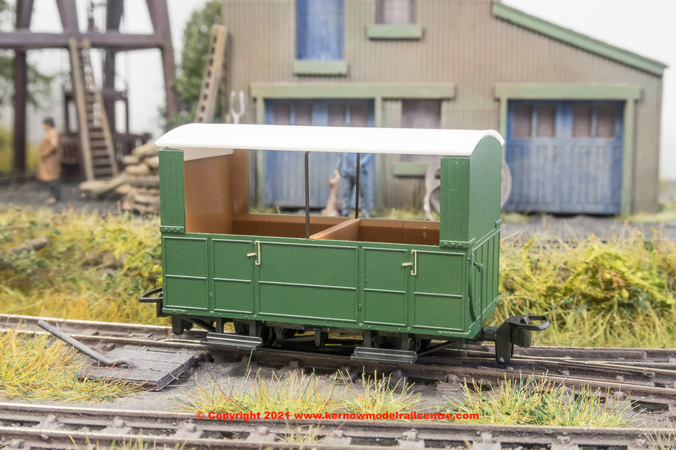 GR520UG Peco GVT 4-wheel open side coach in plain green livery