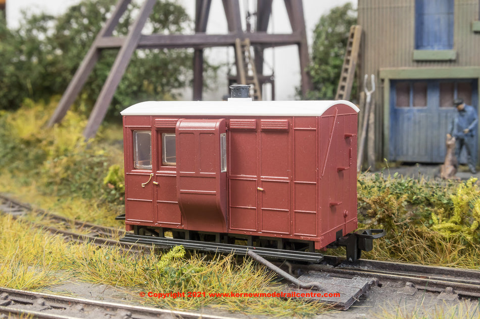 GR530UR Peco GVT 4-wheel brake coach in plain red livery