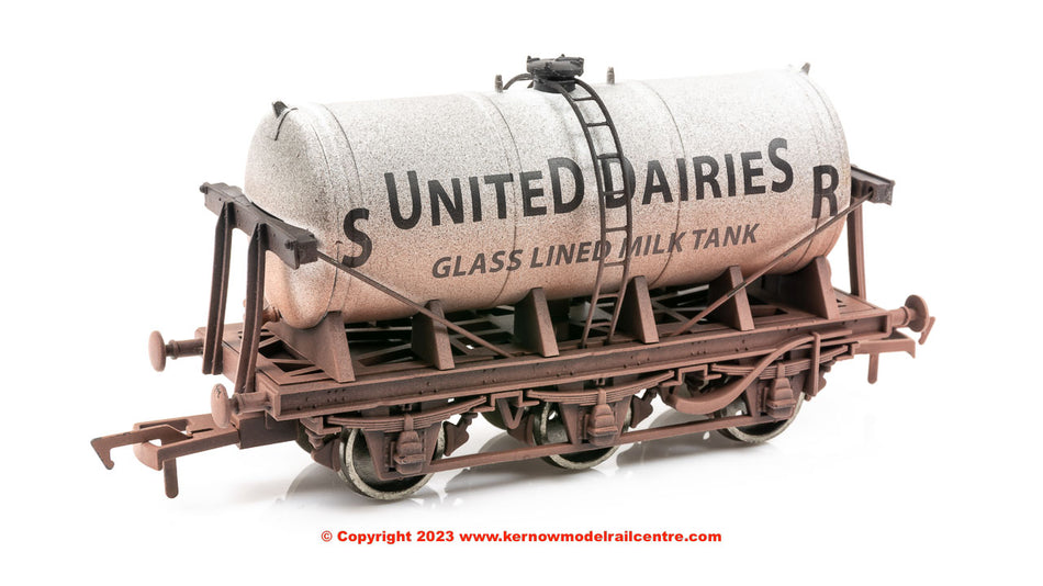 4F-031-002 WSL Dapol Milk Tanker in SR United Dairies weathered