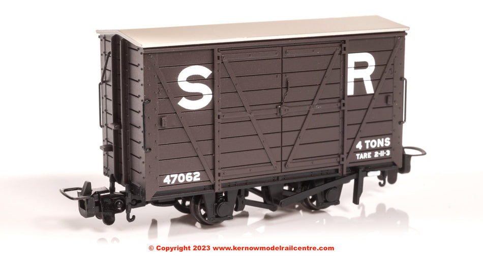 393-126 Bachmann RNAD Box Van SR Brown