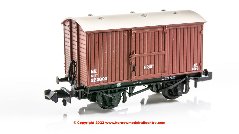 377-987 Graham Farish LNER 12T Fruit Van Planked Ends