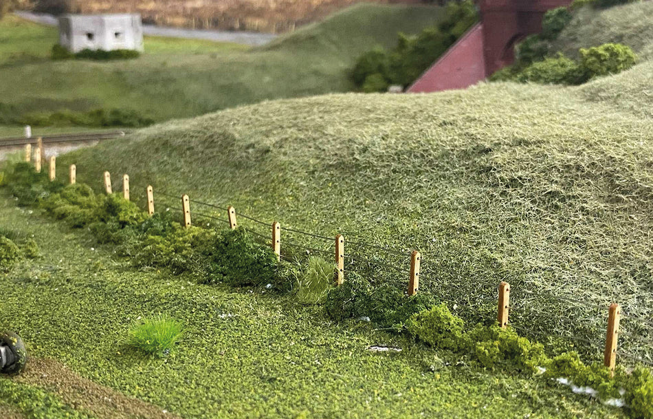 LX056 Scale Model Scenery kit 4ft Post & Wire Fencing