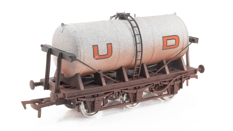 4F-031-036 Dapol 6 Wheel Milk Tank - United Dairies Weathered