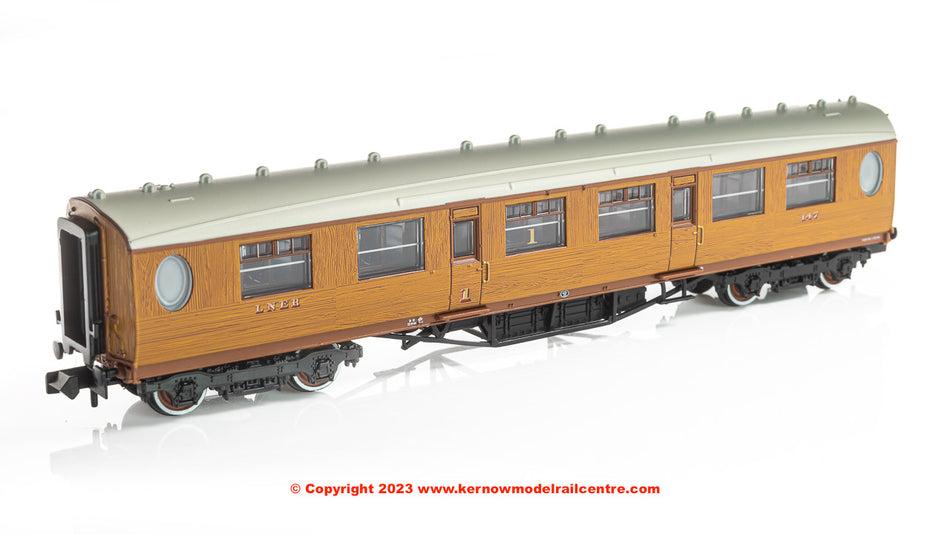 376-225A Graham Farish LNER Thompson Composite Corridor LNER