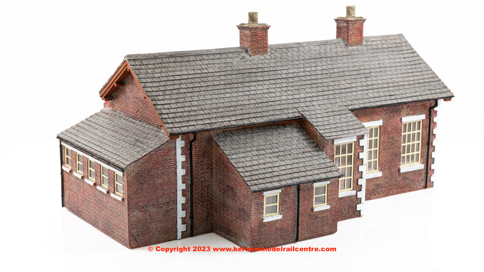 44-0179B Bachmann Scenecraft SDJR Brick Station Choc Cream