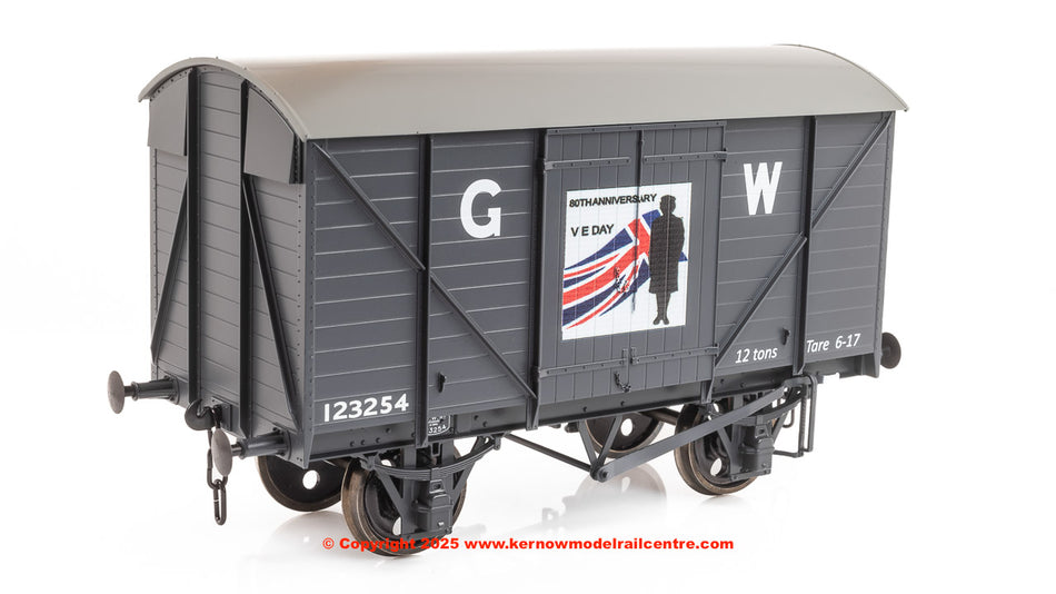 7F-066-011 Dapol GW Standard VE Day 80th Anniversary Army