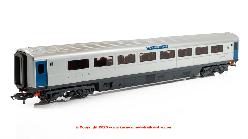 R40355E Hornby Platinum Jubilee Queen Elizabeth II Mk3 Coach