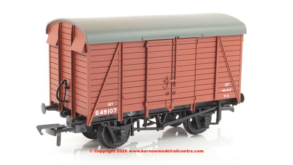 38-071C Bachmann SR 12T Even Planked Ventilated Van BR Bauxite (