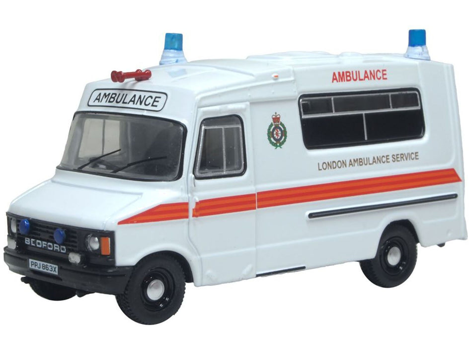 76HAN002 Oxford Diecast Bedford CF Hanlon Ambulance London Ambul