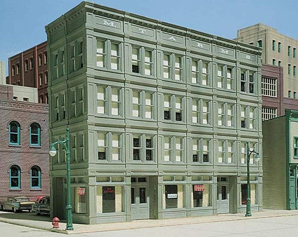 DPM11900 Woodland Scenics DPM M T Arms Hotel Building Kit.