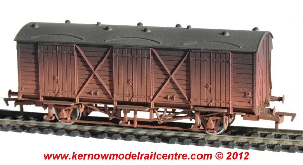 4F-014-004 Dapol Fruit D Wagon - W2023 - BR Maroon - weathered