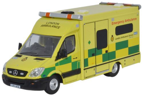76MA002 Oxford Diecast Mercedes Ambulance London A S