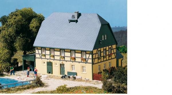 11359 Auhagen HO Large Farm house with barn and shed