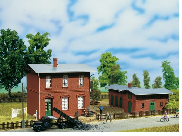 11389 Auhagen HO Railroad administrative building with shed