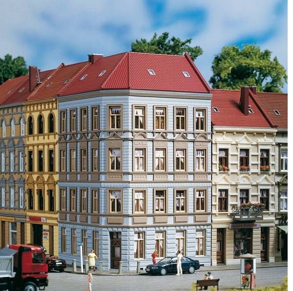 11391 Auhagen HO 4 story corner building Schmidtschtrasse #11