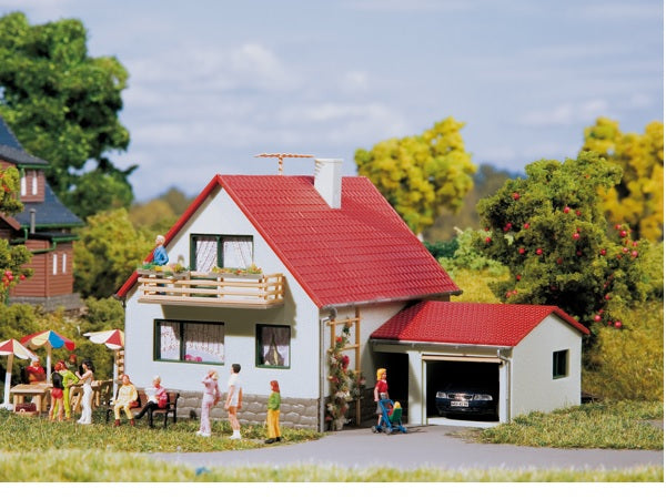 12222 Auhagen 1:100 House with garage