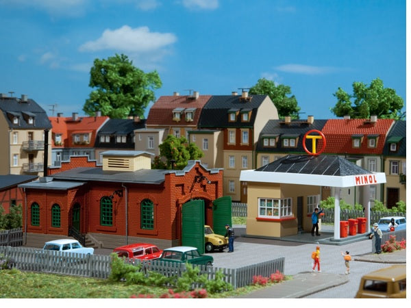 12227 Auhagen 1:100 Gas station with mechanics work shop