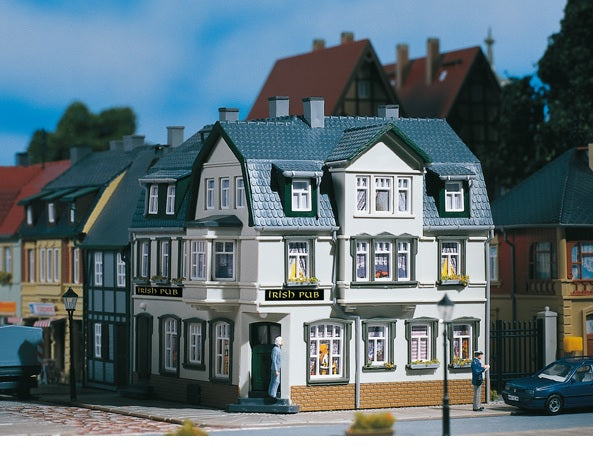 12255 Auhagen 1:100 Corner house with Irish pub