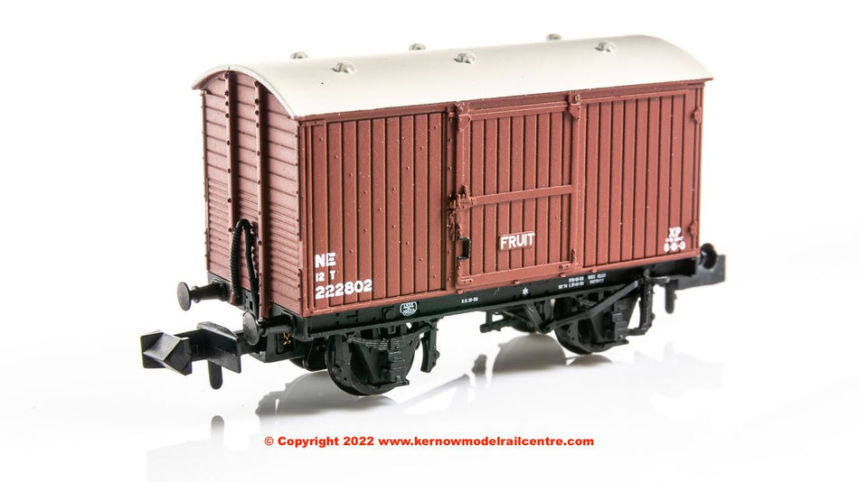 377-987 Graham Farish LNER 12T Fruit Van Planked Ends