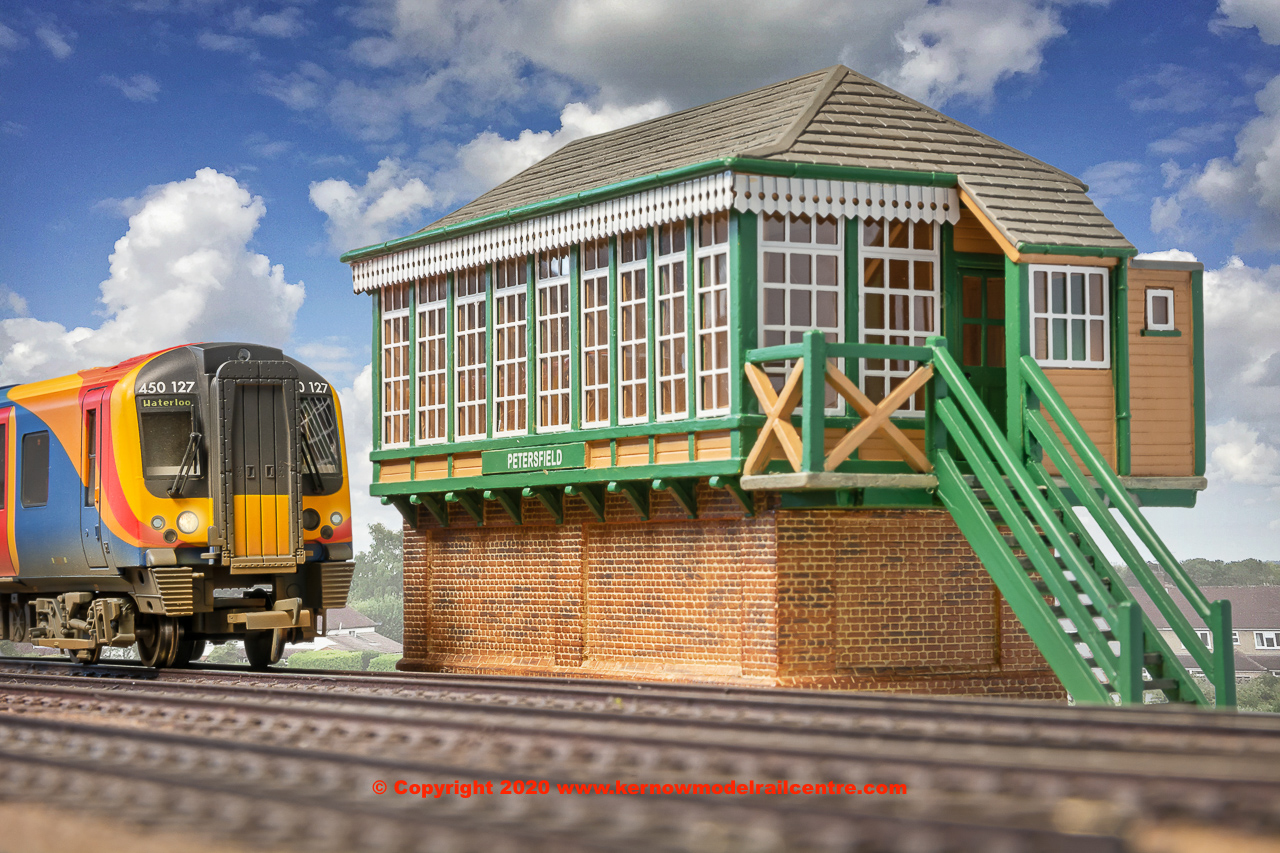 44-074X Bachmann Scenecraft Petersfield Signal Box Image