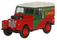 76LAN188017 Oxford Diecast Land Rover 88in Hard Top Bertram's Circus