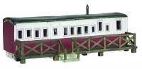44-0150R Bachmann Scenecraft Holiday Coach Red and White