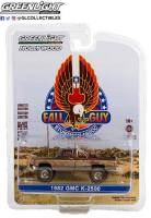 GL44965-F Greenlight Collectibles Fall Guy Stuntman 1982 GMC K-2500 Sierra Grande Wideside Dirty Version