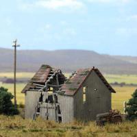 1405 Busch Dilapidated barn kit