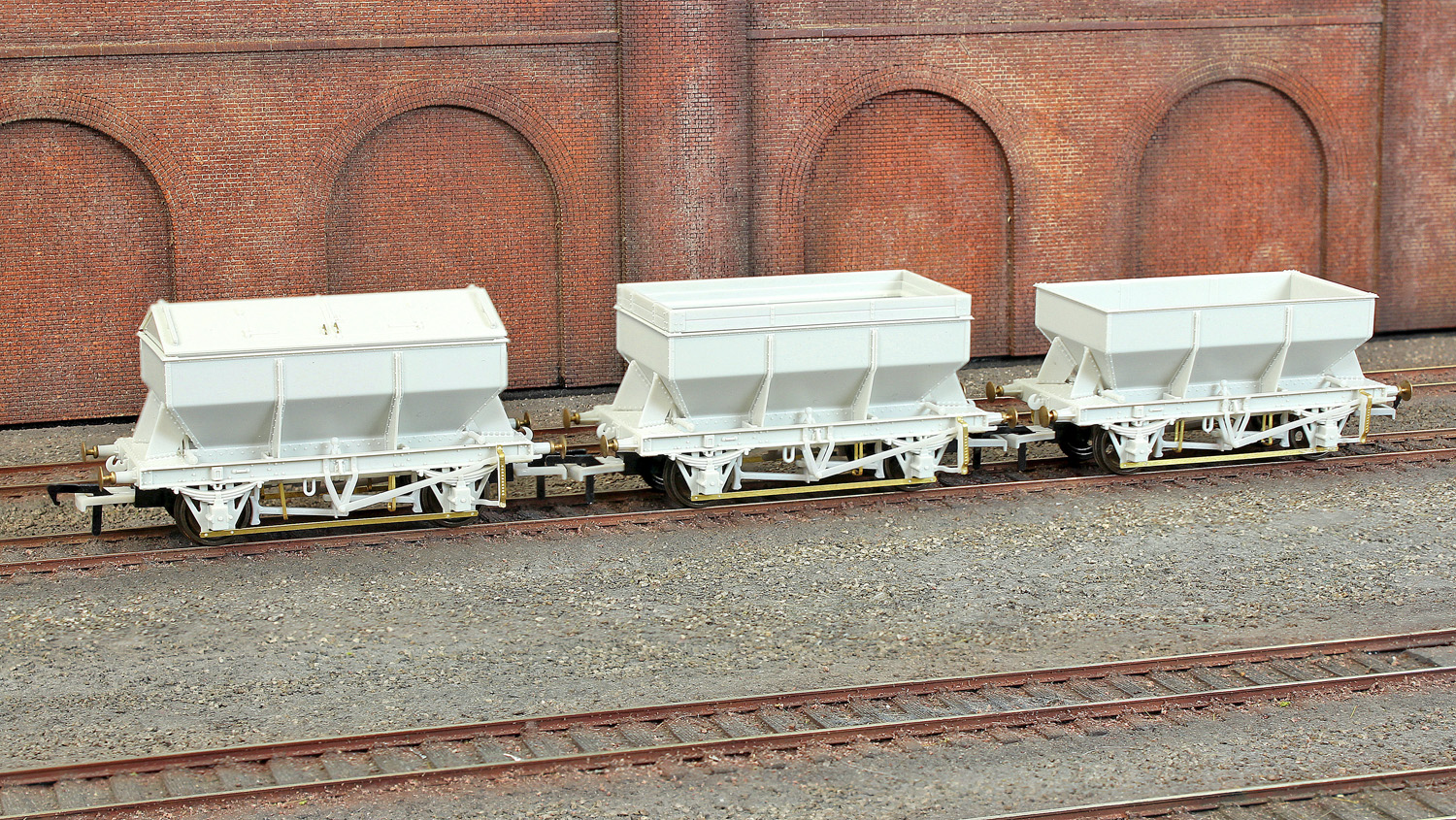 Rapido Trains UK OO Gauge LMS 20t Iron Ore Hopper image